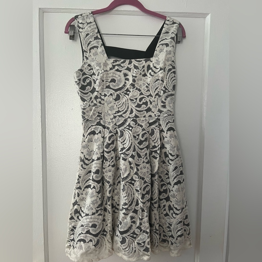 Dress with lace detail